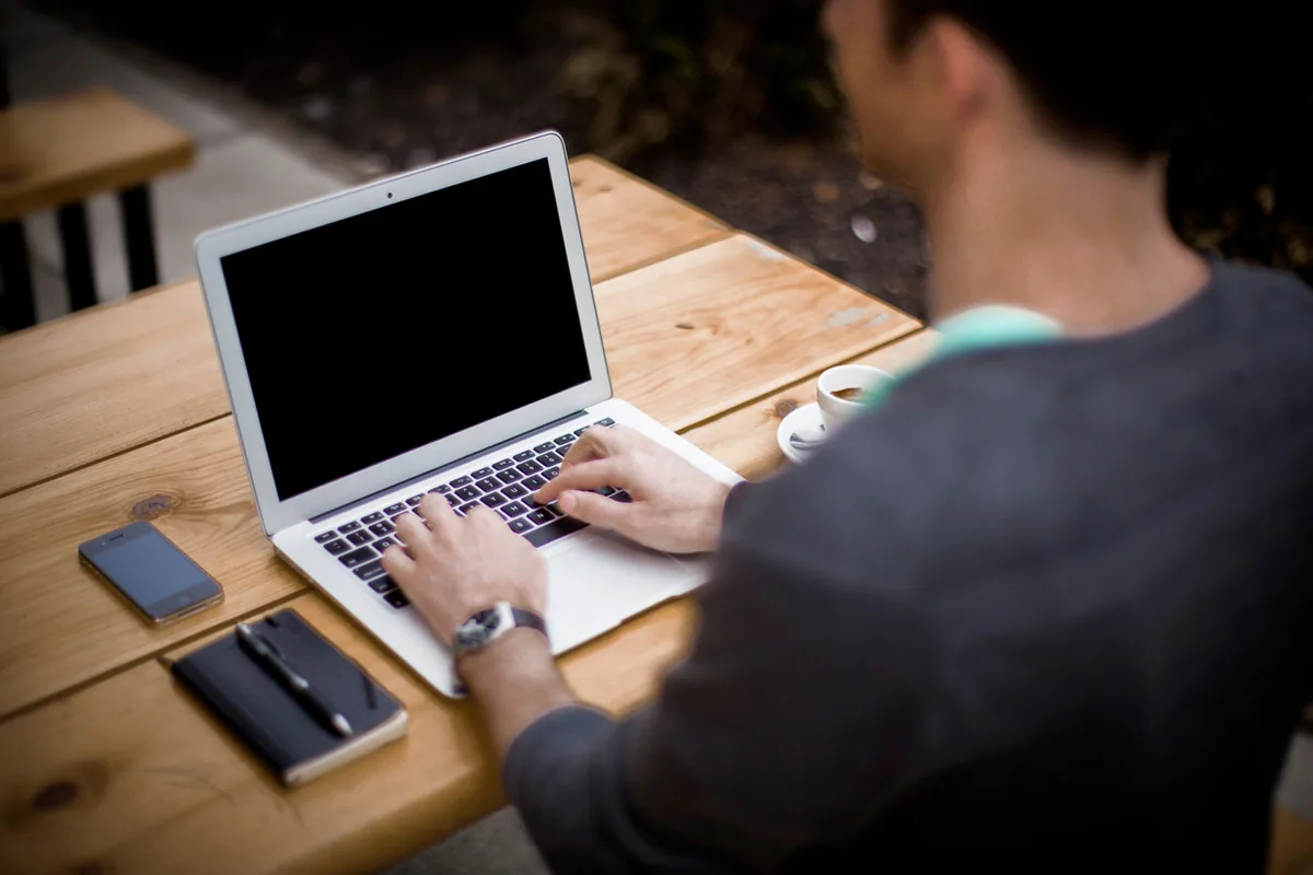 Πληκτρολόγηση σε laptop