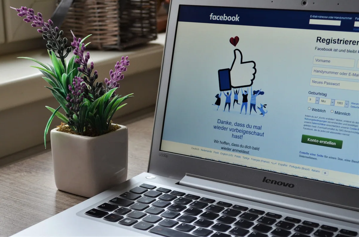 Laptop που εμφανίζει τη σελίδα εγγραφής του Facebook με μια απεικόνιση «μου αρέσει»