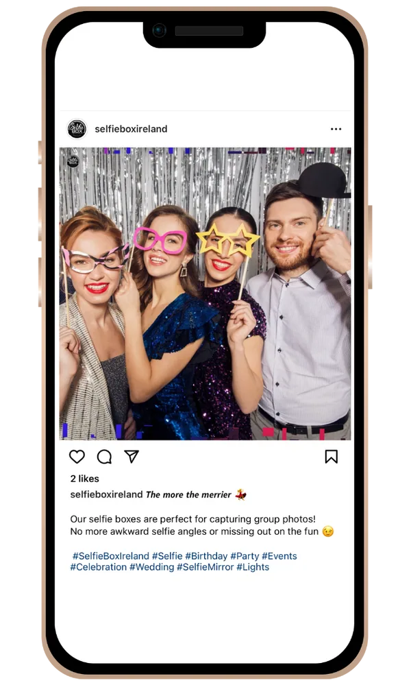 Ανάρτηση στο Instagram σε κινητό: φωτογραφία της Selfie Box Ireland με φίλους που ποζάρουν με αξεσουάρ πάρτι
