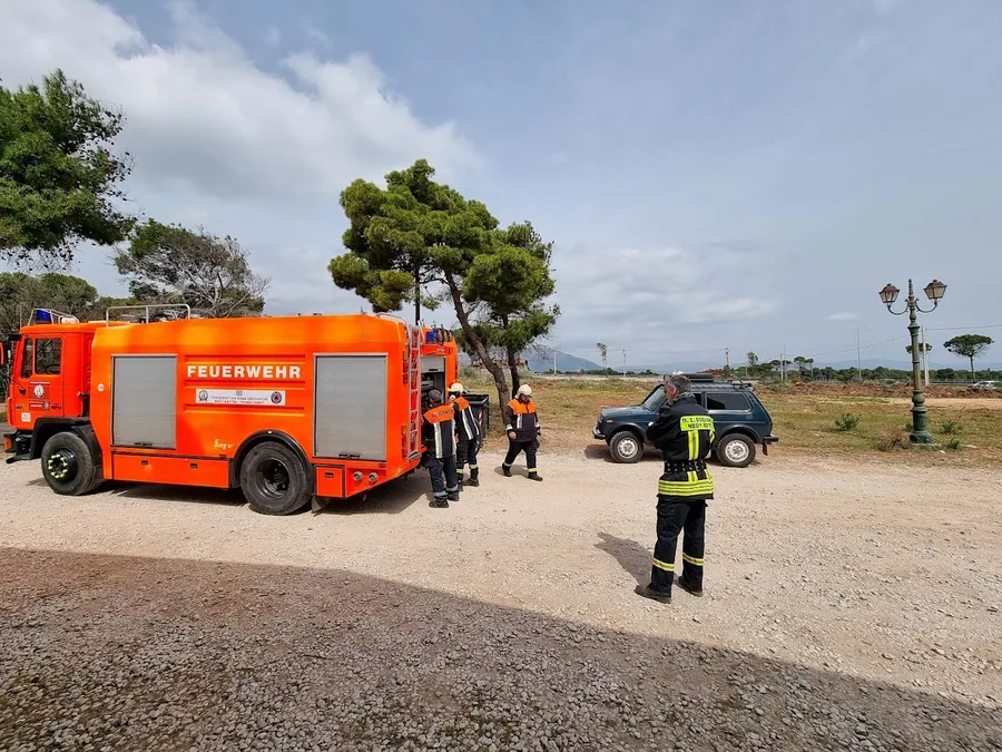 Πυροσβεστικό όχημα και πυροσβέστες σε ετοιμότητα