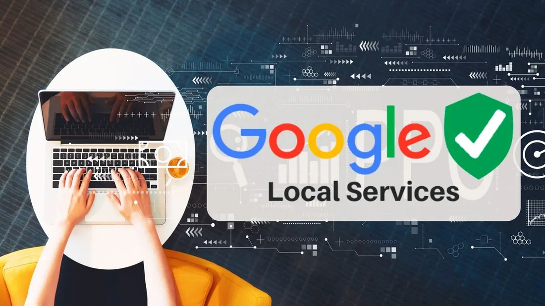 Το λογότυπο Google Local Services δίπλα σε άτομο που εργάζεται σε laptop