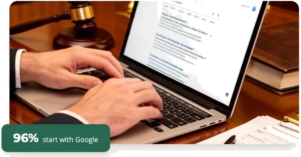 Δικηγόρος που αναζητά στο Google από φορητό υπολογιστή, με ένα σήμα που γράφει 96% ξεκινούν από το Google